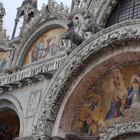Les magnifiques décorations de l'entrée de la Basilique de Saint-Marc à Venise