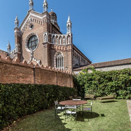 Enjoy the sight of Madonna dell'Orto church from your garden at Cannaregio garden apartment