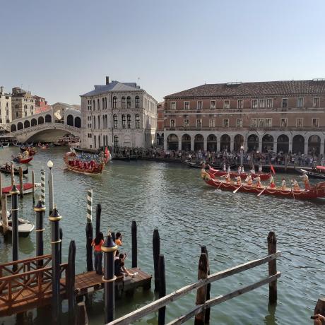 Enjoy the sight of the Regata Storica, the Grand Canal and Rialto Bridge from Canal Grande apartment