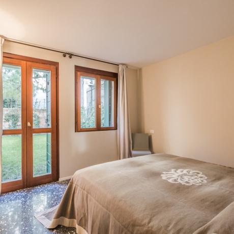 The quiet and sunny master bedroom at Ca' del Redentore apartment