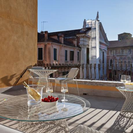 La terrasse ensoleillée de l'appartement Santa Fosca à Venise par Luxrest Venice