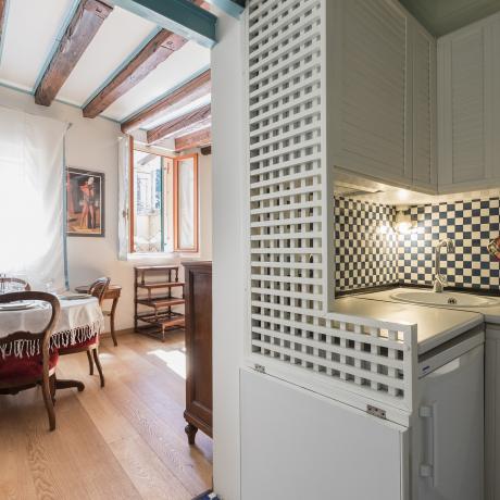 The kitchenette at Calle Sacrestia apartment in Venice by Luxrest Venice