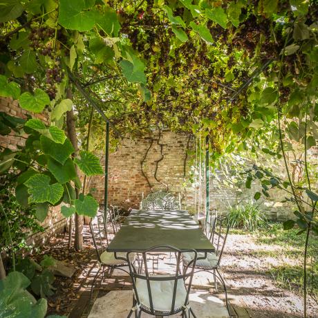 The nice dining table under the vine at Alice Garden apartment in Venice by Luxrest Venice
