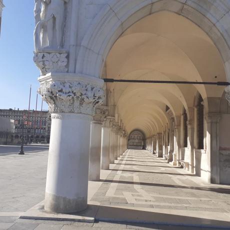 Les arcades du palais des Doges à Venise en Italie