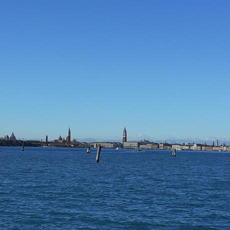 Une vue de Venise et des Alpes depuis le vaporetto