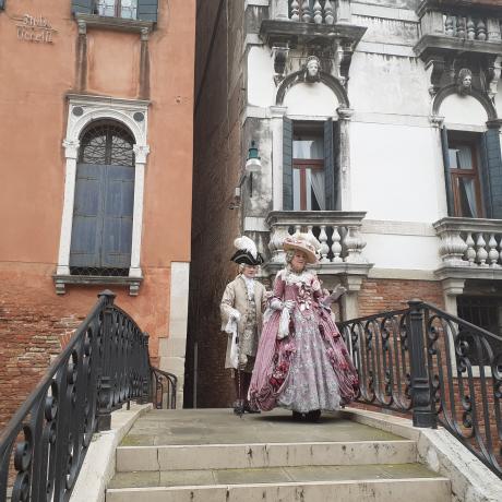 Während des Karnevals sind in Venedig überall venezianische Masken zu sehen