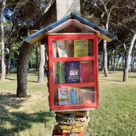 Un poste de croisement de livres à Sant'Elena, Venise