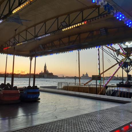 Le parc d'attractions de Venise en hiver aulong de la Riva degli Schiavoni