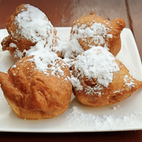 Bowl gefüllt mit leckeren Frittelle
