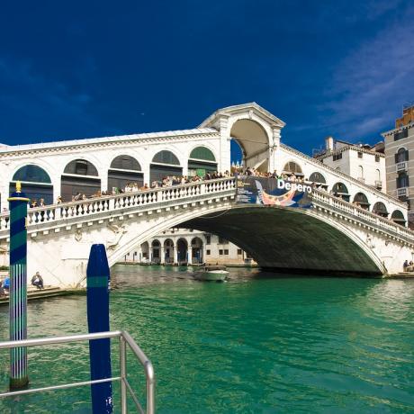 Il meraviglioso ponte di Rialto a Venezia di sera