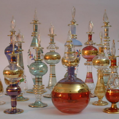 Antiche bottiglie di profumo in vetro veneziano