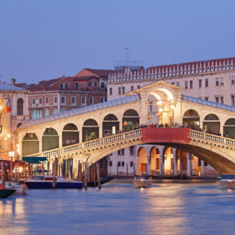 Die wunderschöne Rialto Brücke in Venedig bei Abend