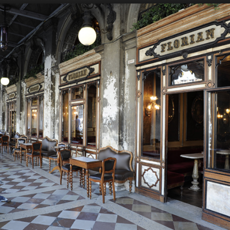 Das schöne Caffé Florian auf dem Markusplatz in Venedig